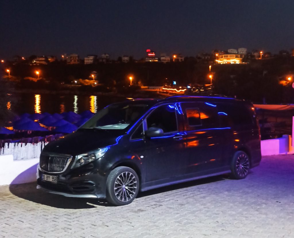 Gece Alaçatı Vito transfer ile güvenli eve dönüş
