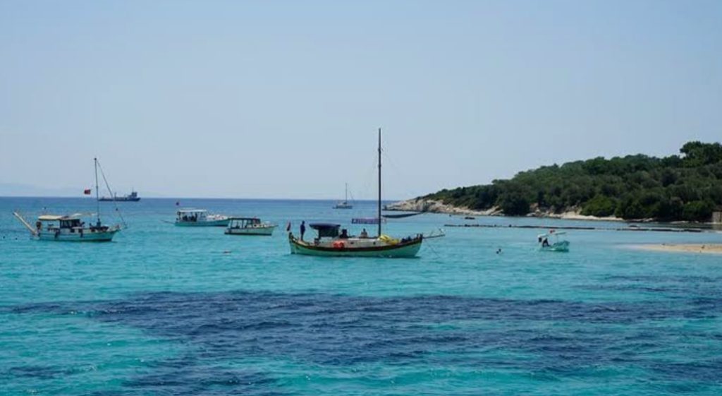 Dikili’den İzmir ve havalimanına VIP transfer. Mercedes Vito araçlarla konforlu, güvenli ve zamanında ulaşım hizmeti.